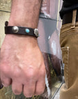 Bracciale con borchie in vero cuoio nero