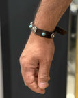 Bracciale con borchie in vero cuoio nero