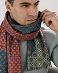 Sciarpa sc-26-56 fantasia multicolore indossata