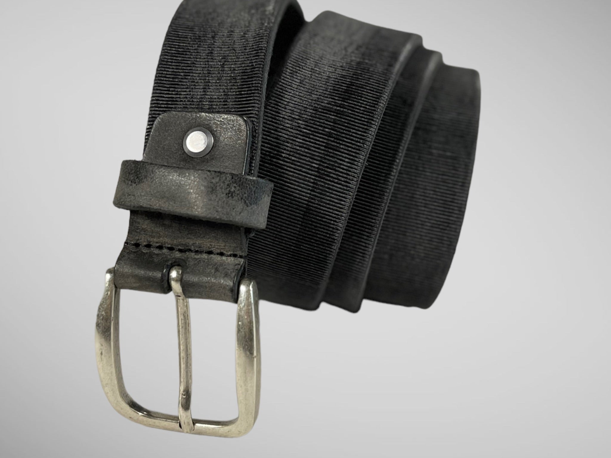 Cintura 035mm con procedimento di ingrassaggio. lavata e stropicciata a mano con stampa a taglio vivo