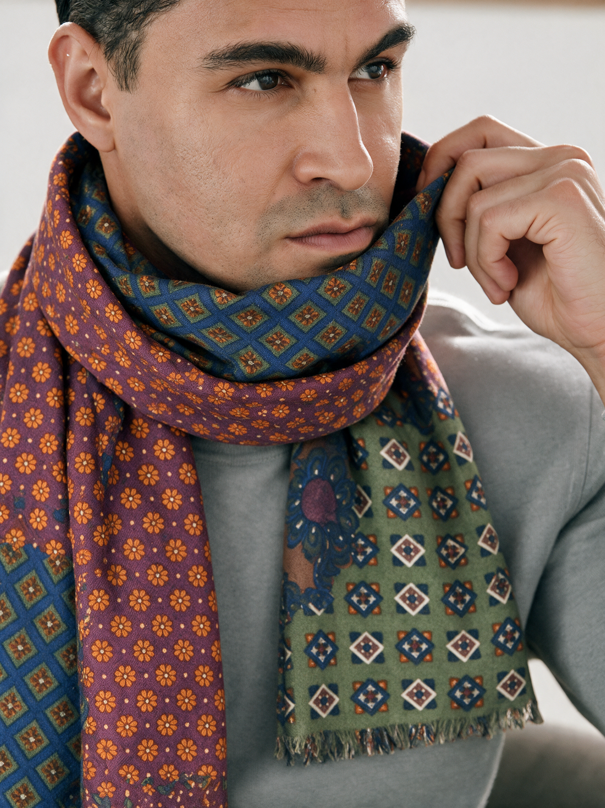 Sciarpa sc-26-56 fantasia multicolore indossata