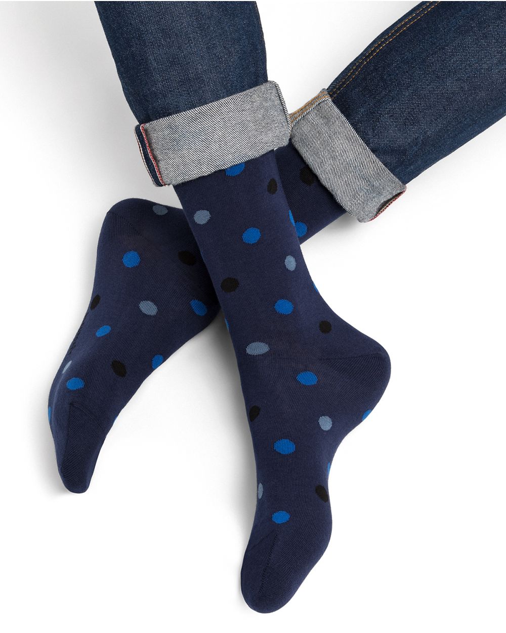 Calzini blu a pois indossati con jeans