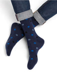 Calzini blu a pois indossati con jeans