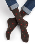 Calzini scuri a pois rossi e beige indossati con jeans