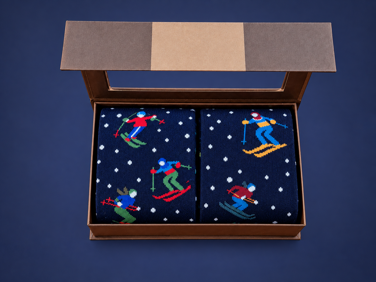 Confezione regalo Vicoliventi CL26-46 CL26-47 aperta, due paia di calzini a fantasia sciatori