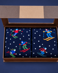 Confezione regalo Vicoliventi CL26-46 CL26-47 aperta, due paia di calzini a fantasia sciatori